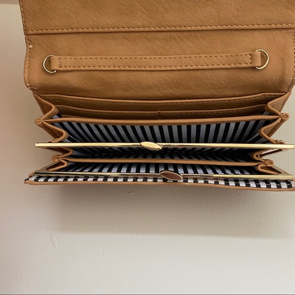 ✨HOST PICK✨ Tan faux leather clutch or hand wallet - Picture 7 of 7